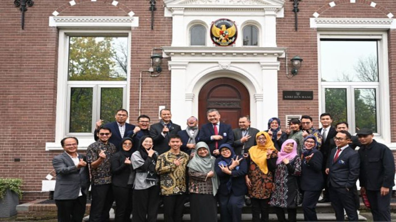 Foto bersama pengurus DPCI HA IPB Belanda bersama Ketua HA IPB Walneg S Jas (kelima dari kiri belakang) usai pelantikan yang berlangsung (ANTARA/HO/HA IPB)