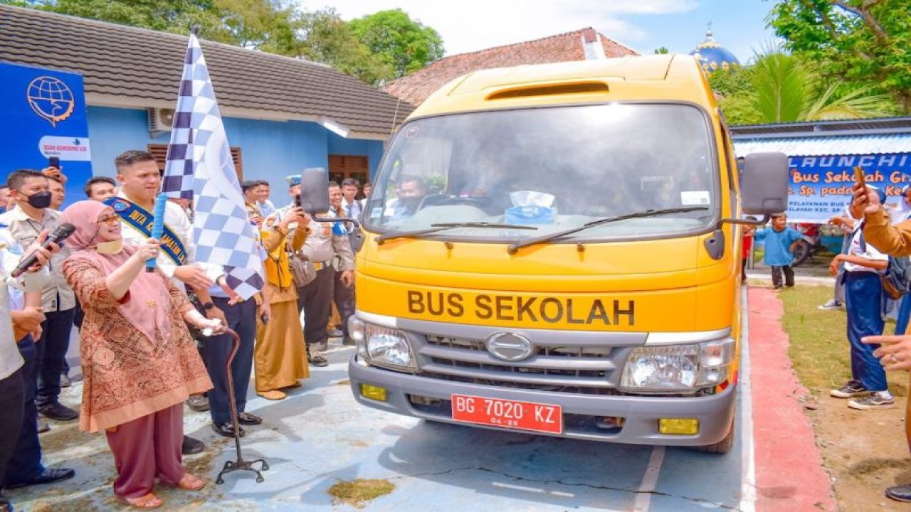 Anggota Komisi V DPR RI Hana Gayatri meluncurkan bus sekolah gratis untuk pelajar di Kecamatan Sirah Pulau Padang dan Kecamatan Jejawi, Kabupaten OKI, Sumatera Selatan, Senin (28/11/22). (ANTARA/HO)