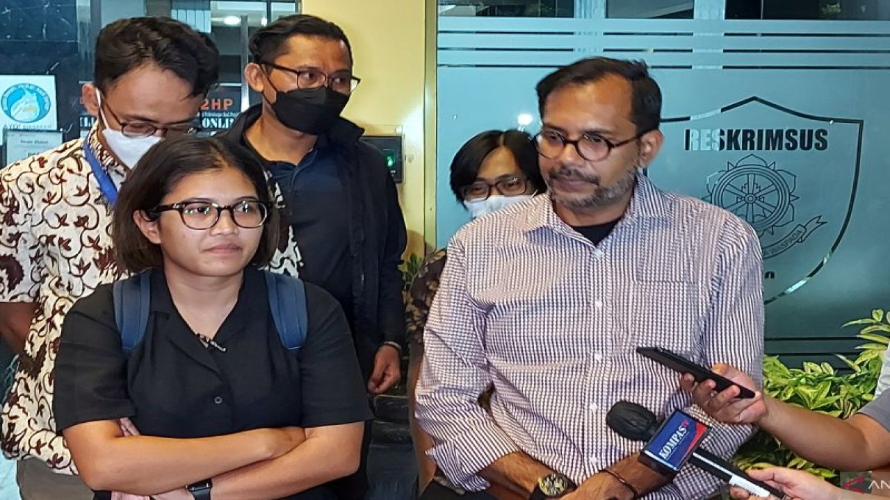 Direktur Lokataru Haris Azhar dan Koordinator KontraS Fatia Maulidiyanti berikan keterangan kepada wartawan usai diperiksa sebagai tersangka kasus kasus dugaan pencemaran nama baik yang dilaporkan Menteri Koordinator Bidang Kemaritiman dan Investasi (Menko Marves) Luhut Binsar Pandjaitan, Senin (21/3/2022). ANTARA/Fianda Sjofjan Rassat