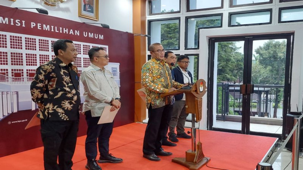 Ketua Komisi Pemilihan Umum RI Hasyim Asy'ari saat konferensial pers perekrutan PPK dan PPS untuk Pemilu serentak 2024, di Jakarta Kamis. (16/11/2022) (ANTARA/Boyke Ledy Watra)