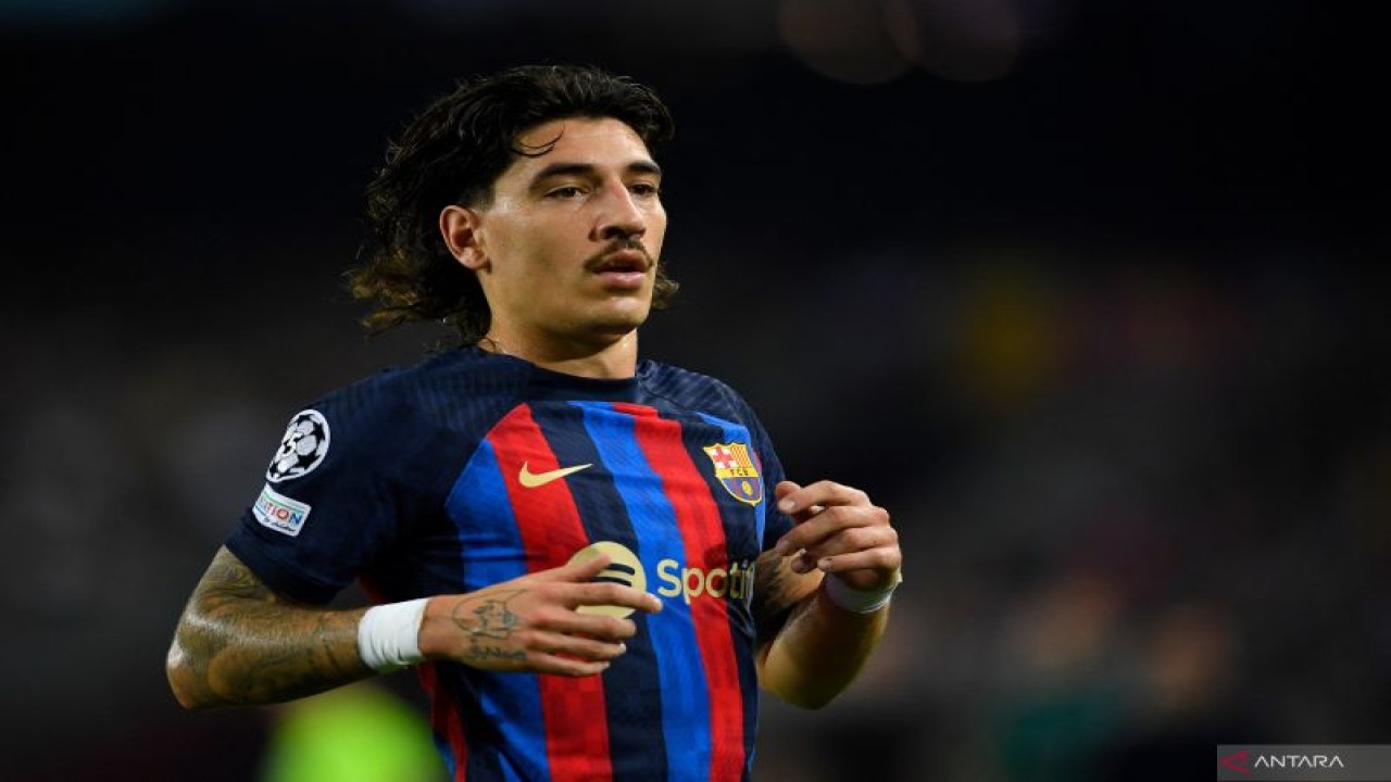 Bek kanan Barcelona Hector Bellerin bermain dalam pertandingan Liga Champions lawan Bayern Muenchen di Camp Nou pada 26 Oktober 2022. ANTARA/AFP/PAU BARRENA