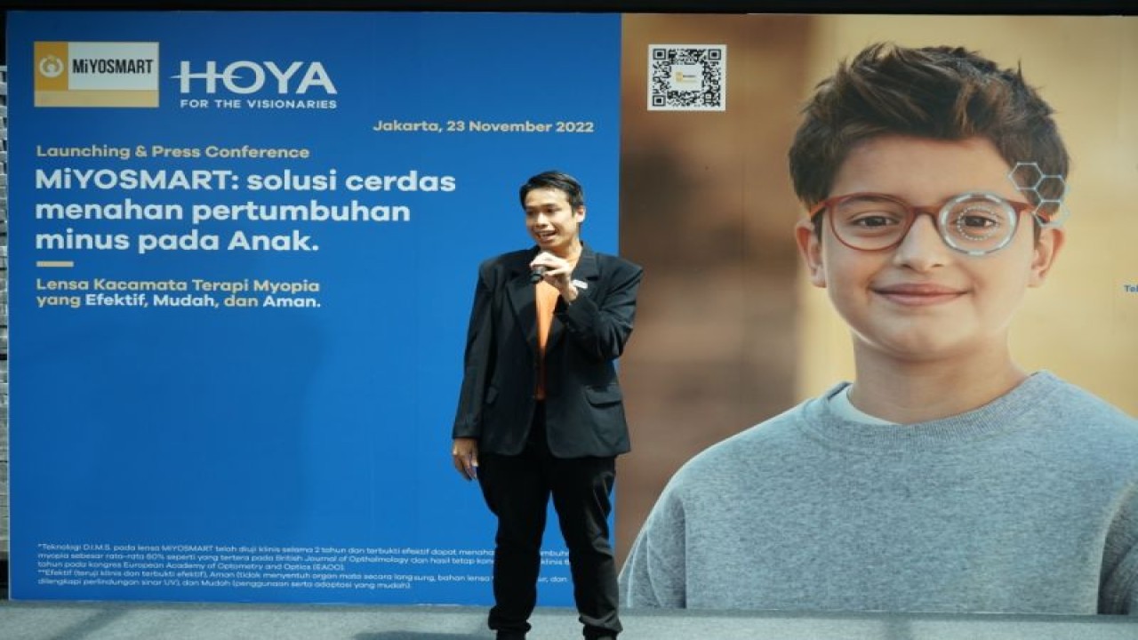 HOYA Indonesia Lens Expert Marco Djukin, Amd. RO saat menjelaskan lensa terapi myopia pada anak MiYOSMART di Jakarta, Rabu (23/11/2022). (Istimewa)