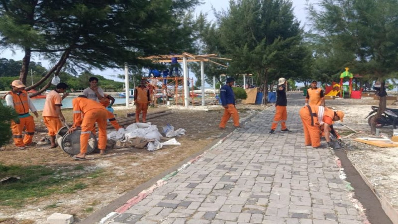 Petugas Penanganan Prasarana dan Sarana Umum (PPSU) dan Suku Dinas Sumber Daya Air (SDA) Kabupaten Kepulauan Seribu memperbaiki kanstin jalan Pantai Sunrise di Pulau Pramuka pada Jumat (4/11/2022). ANTARA/HO-Kominfotik Kepulauan Seribu