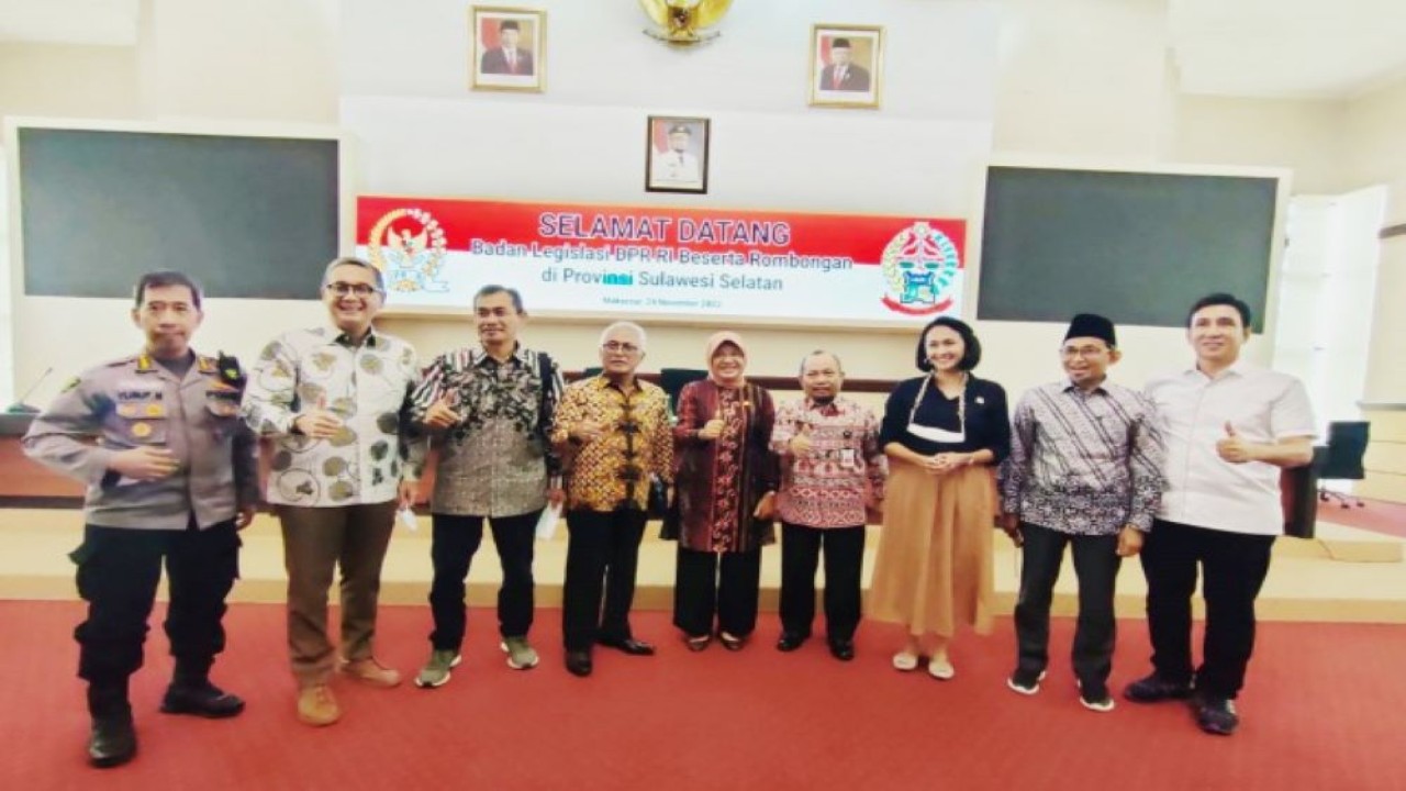 Anggota Baleg DPR RI Ibnu Multazam melakukan foto bersama usai memimpin kunjungan kerja Baleg ke Makassar, Sulawesi Selatan, Kamis (24/11/2022). (Ayu/nr)