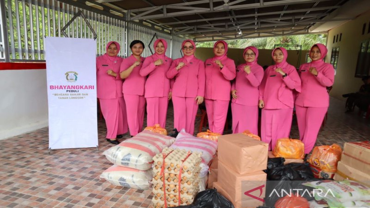 Ibu-ibu Bhayangkari Kepolisian Resor Mukomuko, Provinsi Bengkulu, Senin (21/11/2022) memberikan bantuan beras kepada korban banjir .FOTO ANTARA/HO-Istimewa.