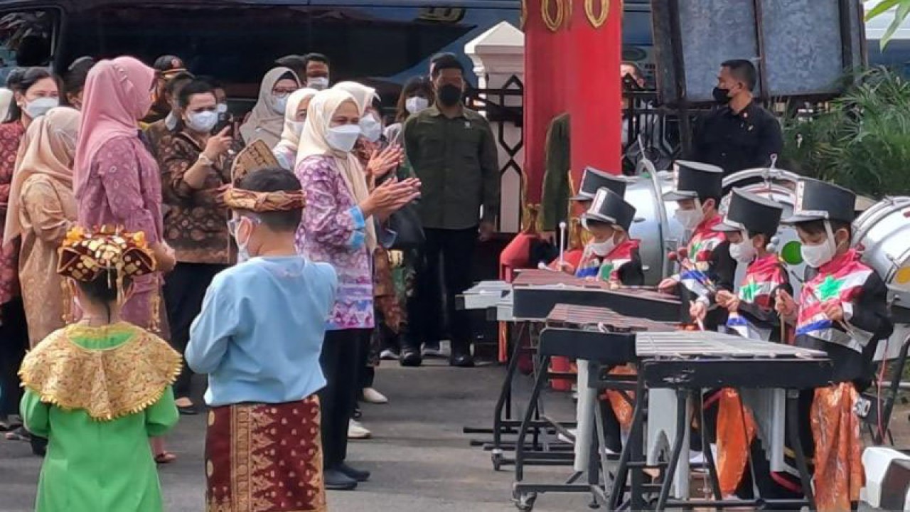 Ibu Negara Iriana istri Presiden Joko Widodo didampingi Wury Ma’ruf Amin beserta rombongan ibu-ibu Organisasi Aksi Solidaritas Era Kabinet Indonesia Maju (OASE KIM) melaksanakan kunjungan kerja ke TK Putra 1 Palembang, Sumatera Selatan, Kamis (24/11/2022) (ANTARA/M Riezko Bima Elko P)