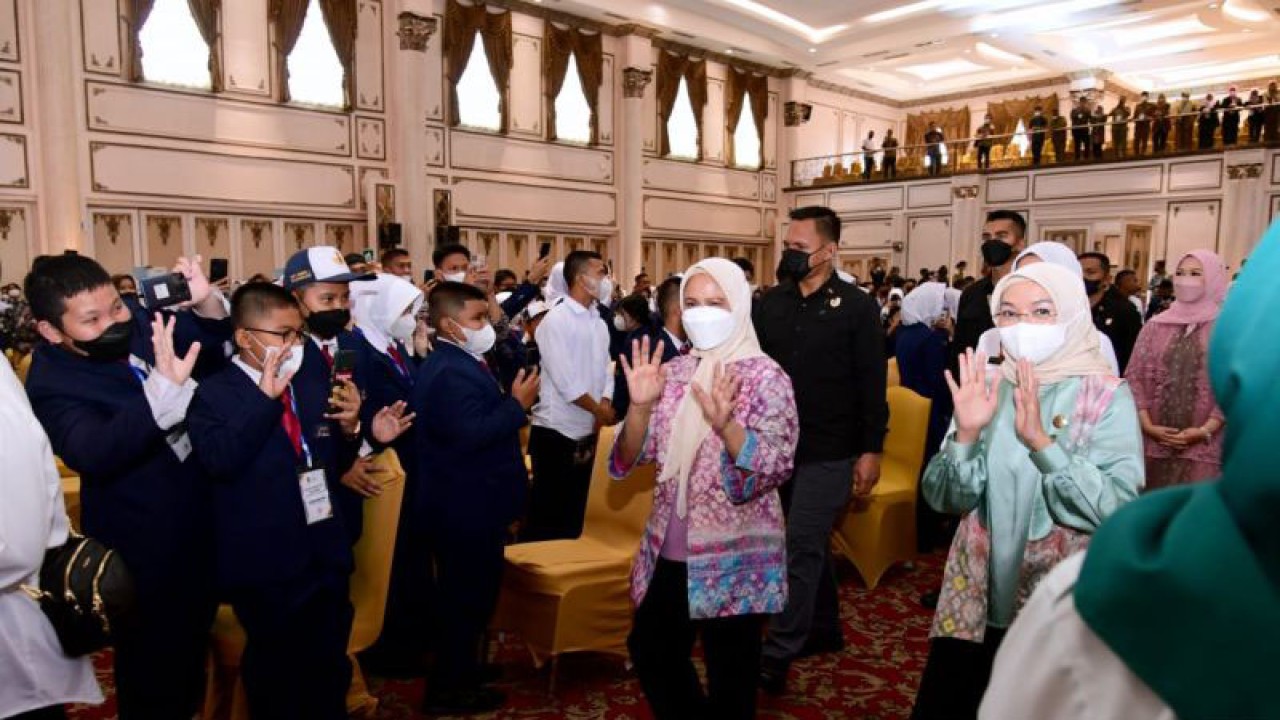 Ibu Negara Iriana Joko Widodo didampingi dan istri Wakil Presiden Maruf Amin, Wury Ma'ruf Amin, dan  para anggota Organisasi Aksi Solidaritas Era Kabinet Indonesia Maju (OASE KIM) meninjau acara Sosialisasi Literasi Digital dan Antinarkoba di The Sultan Convention Center, Palembang, Sumatera Selatan, Kamis (24/11).  (ANTARA/HO-Biro Pers Sekretariat Presiden/Muchlis Jr)