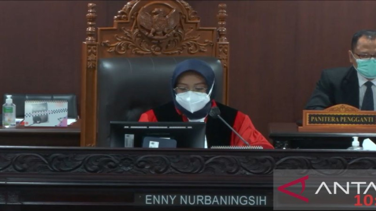 Tangkapan layar Hakim Mahkamah Konstitusi Prof Enny Nurbaningsih pada sidang perkara No. 113/PUU-XX/2022 yang disiarkan MK secara virtual di Jakarta, Rabu (23/11/2022). ANTARA/Muhammad Zulfikar