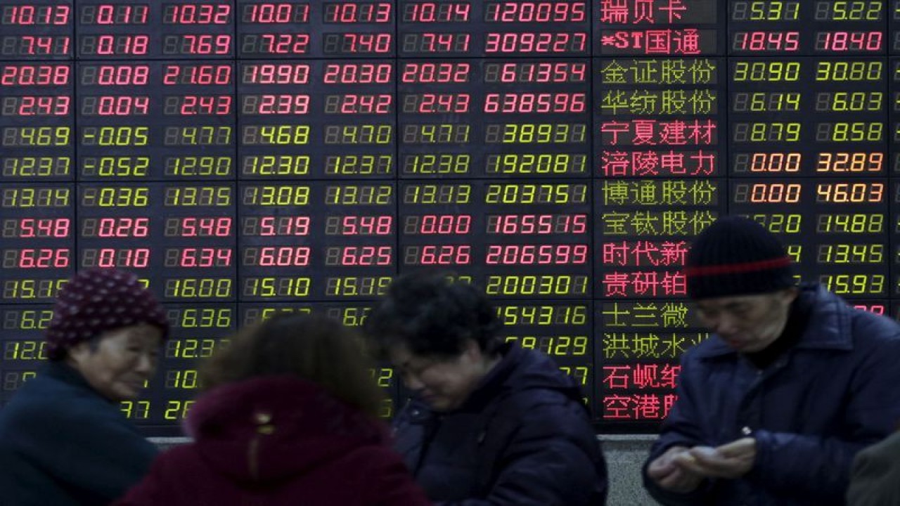 Ilustrasi: Investor berdiri di depan papan elektronik yang menunjukkan informasi saham di Bursa China . ANTARA/REUTERS/Aly Song
