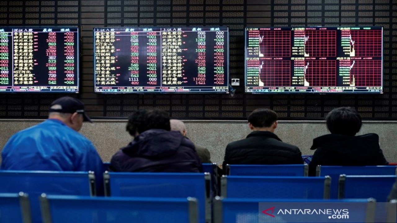 Ilustrasi: Investor melihat layar yang menunjukkan infromasi saham di bursa saham di Shanghai, China. (ANTARA/REUTERS/Aly Song/ama/djo)