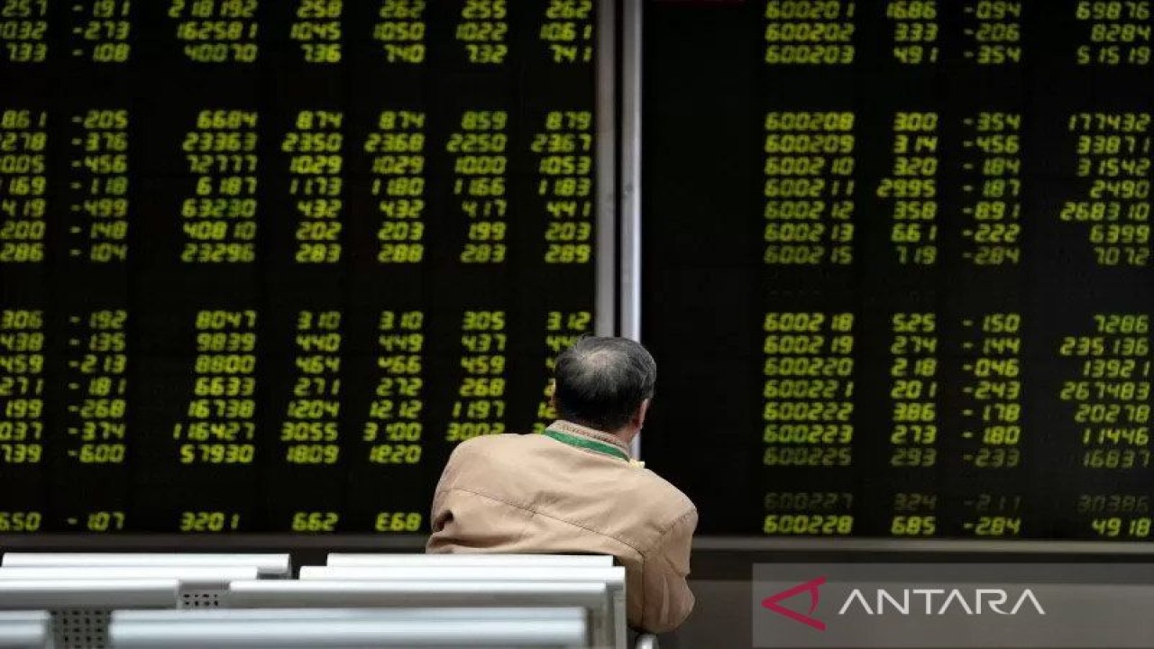 Ilustrasi - Investor memantau pergerakan Indeks Shanghai di Bursa Saham China. ANTARA/REUTERS/Jason Lee/aa.