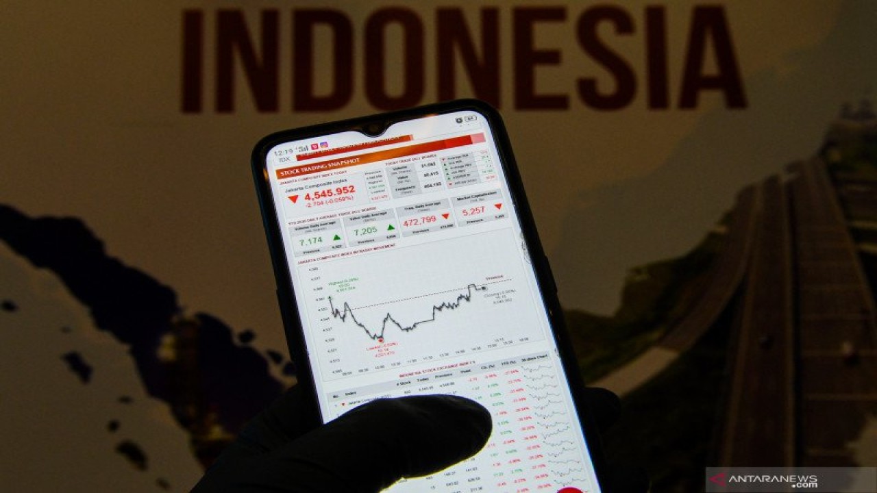 Ilustrasi: Layar ponsel menampilkan pergerakan Indeks Harga Saham Gabungan (IHSG) di Bursa Efek Indonesia, Jakarta. ANTARA FOTO/M Risyal Hidayat/foc. (ANTARA FOTO/M RISYAL HIDAYAT)