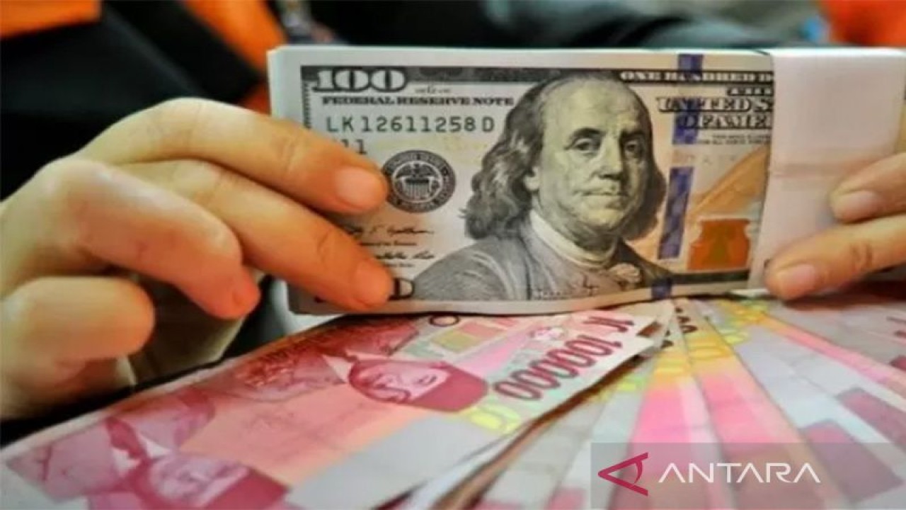 Ilustrasi - Lembaran mata uang rupiah dan dolar AS. ANTARA FOTO/Puspa Perwitasari/aa.