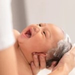 Ilustrasi memandikan bayi (ANTARA/Shutterstock/220 Selfmate Studio)-1668223648