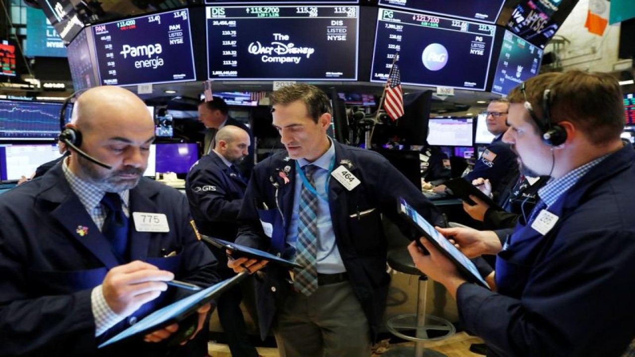 Ilustrasi: Para pialang sedang bekerja di lantai Bursa Efek New York, Wall Street, Amerika Serikat (ANTARA/Reuters)