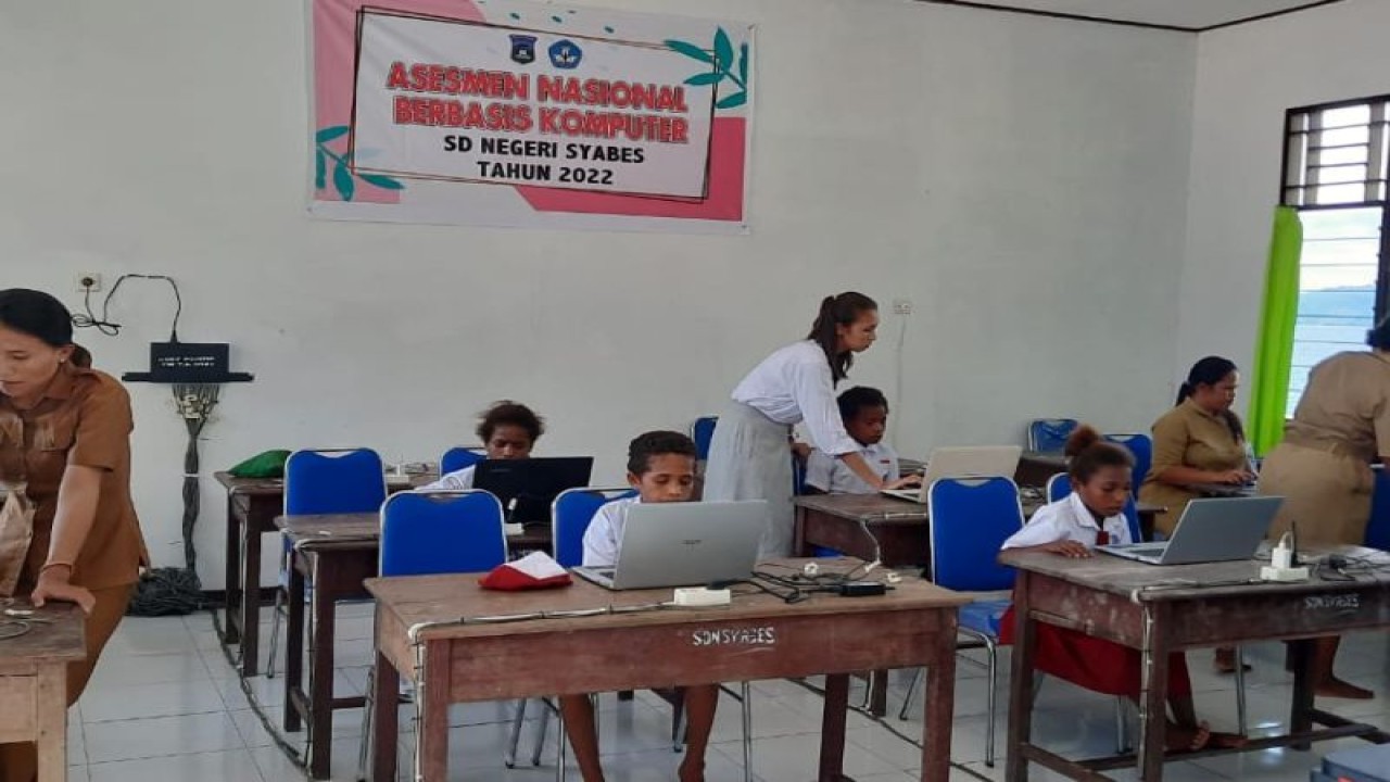 Ilustrasi - Para siswa salah satu SD di Kabupaten Teluk Wondama mengikuti Asesmen Nasional Berbasis Komputer (ANBK) baru-baru ini. ANTARA/HO-Zack Tonu B