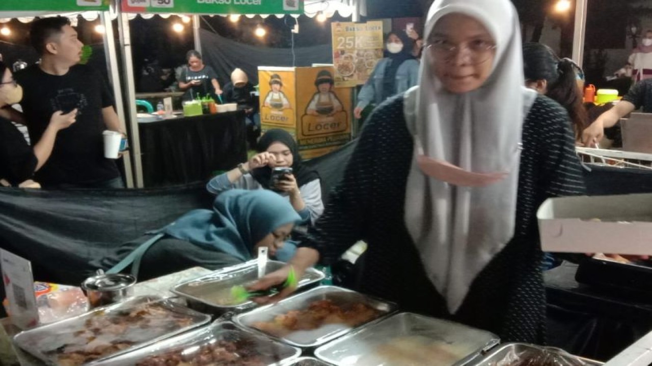 Ilustrasi pelaku UMKM bidang kuliner menawarkan masakan tradisional yang telah menjadi mitra GrabFood di Makassar. Antara/ Suriani Mappong