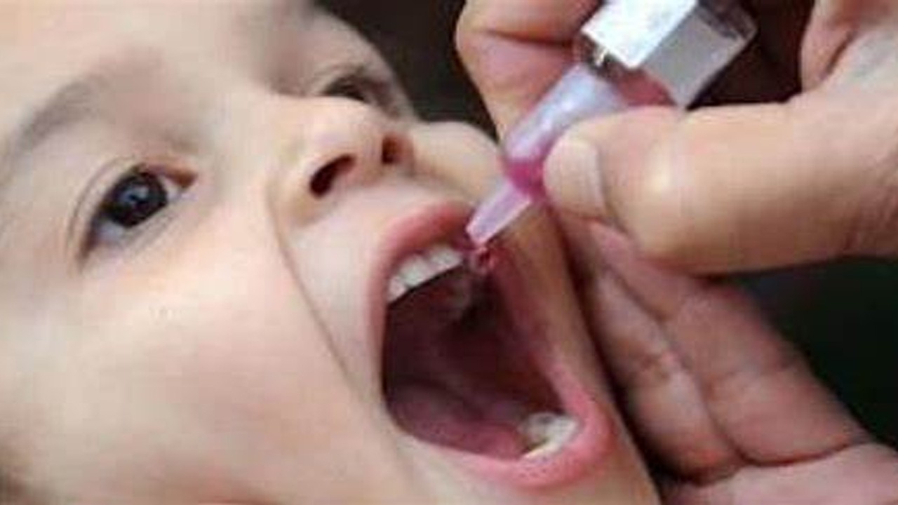 Ilustrasi pemberian vaksin Polio pada anak.