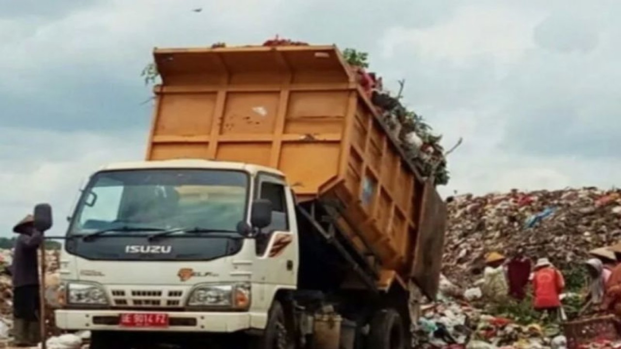 Ilustrasi -Pemulung di TPAS Karangrejo, Metro, Lampung hendak mengais sampah dari truk yang mengangkut sampah di Kota Metro. ANTARA/HO-Dokumentasi pribadi