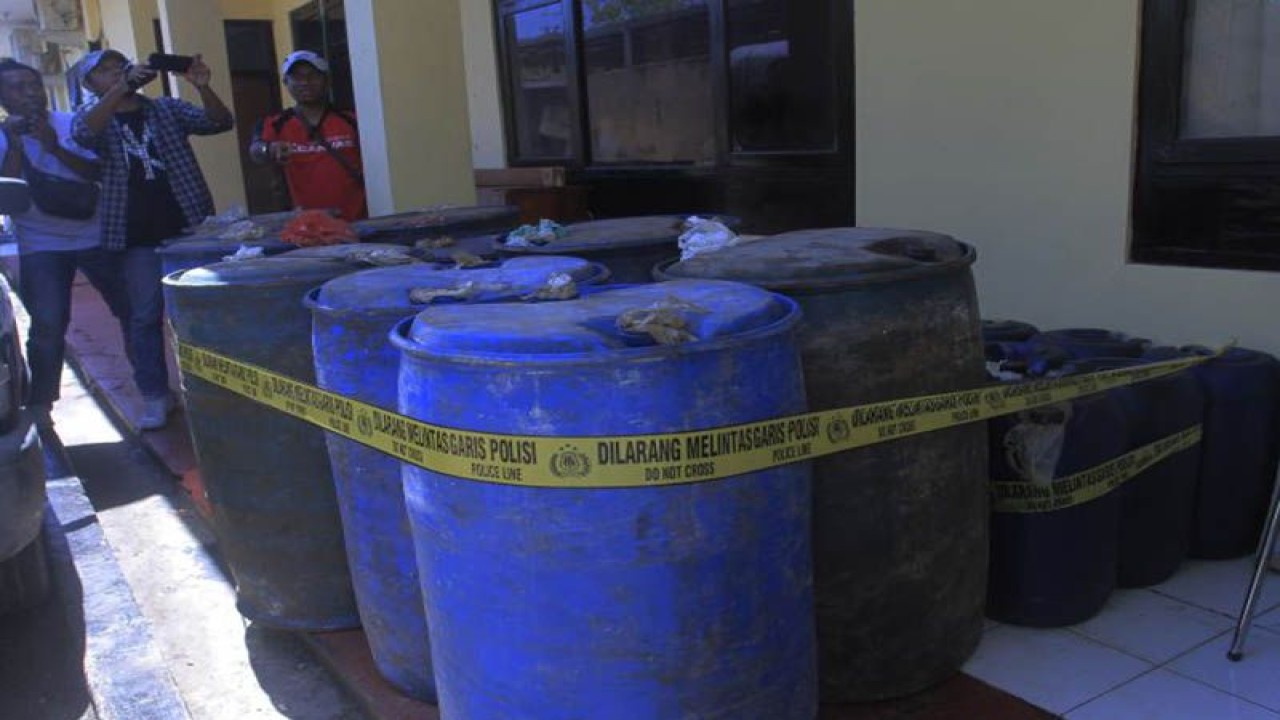 Ilustrasi pengungkapan kasus penemuan BBM bersubsidi di Kota Kupang September lalu. ANTARA/Kornelis Kaha
