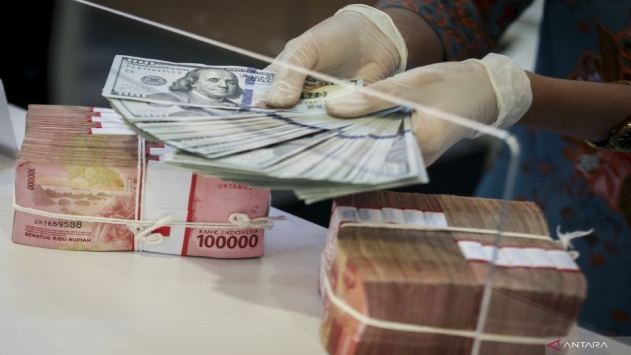Ilustrasi - Petugas menghitung uang dolar AS di BNI KC Mega Kuningan, Jakarta, Kamis (21/7/2022). ANTARA FOTO/Rivan Awal Lingga/tom.