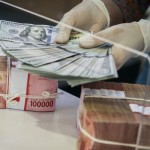 Ilustrasi - Petugas menghitung uang dolar AS di BNI KC Mega Kuningan, Jakarta, Kamis (21/7/2022). ANTARA FOTO/Rivan Awal Lingga/tom.-1668567161