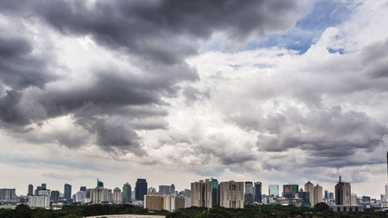 Ilustrasi - Prakiraan cuaca berawan di kota besar. (ANTARA/HO-Sutterstock)