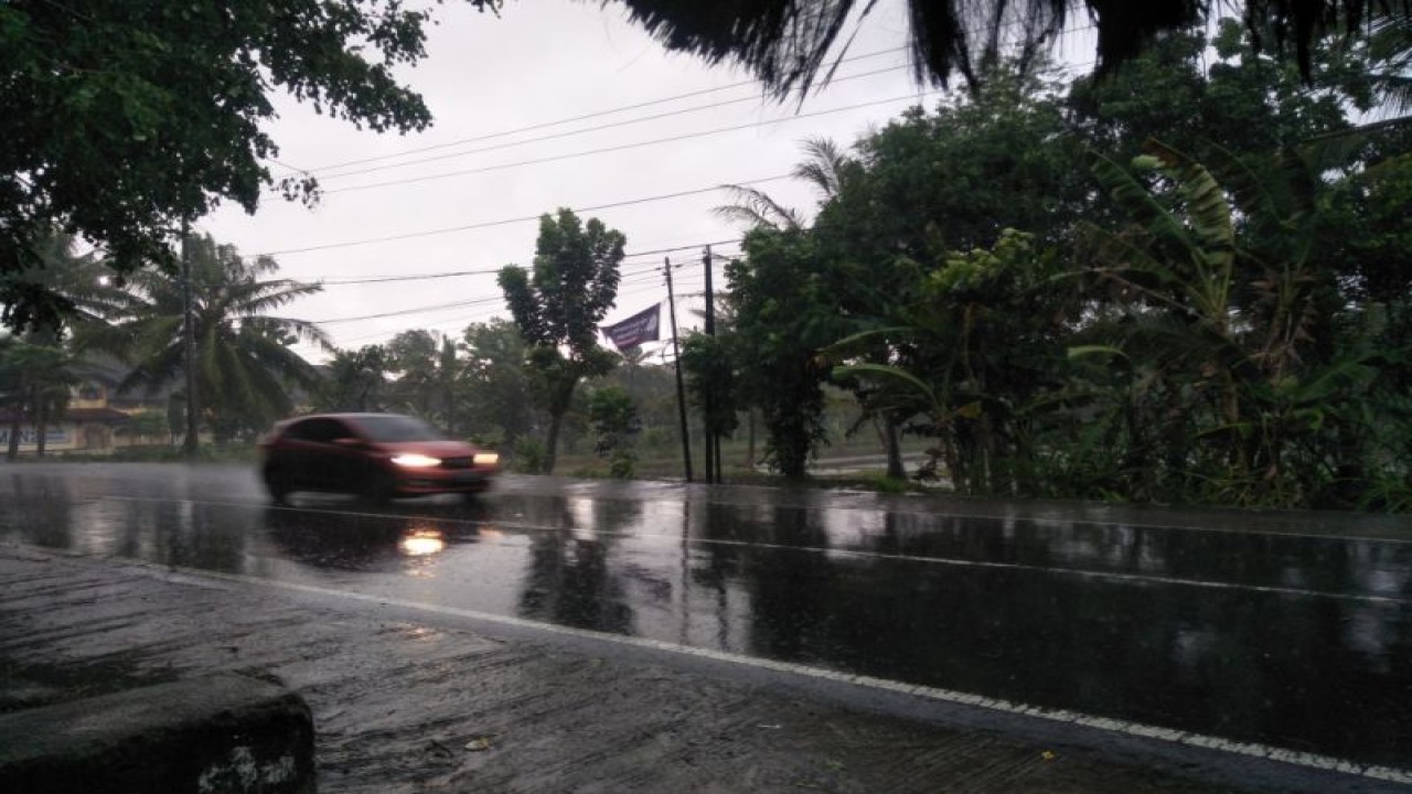 Ilustrasi - Sebuah mobil saat melintas di jalan raya Praya -Mataram saat hujan terjadi, Senin (8/11/2022). ANTARA/Akhyar