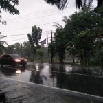 Ilustrasi - Sebuah mobil saat melintas di jalan raya Praya -Mataram saat hujan terjadi, Senin (8/11/2022). ANTARA/Akhyar-1668132787