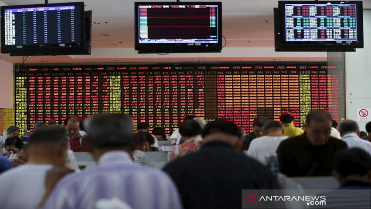 Ilustrasi: Sejumlah investor melihat layar komputer di depan papan elektronik yang menunjukkan pergerakan saham di rumah pialang, Shanghai, China. ANTARA/REUTERS/Aly Song/am