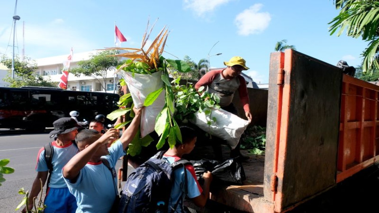 Ilustrasi - Sejumlah personel TNI AL dan Pemkot Surabaya menggelar kerja bakti bersihkan sampah di sepanjang aliran Sungai Kalimas, Kota Pahlawan, Jawa Timur, Sabtu (13/8/2022). ANTARA/HO-Diskominfo Surabaya