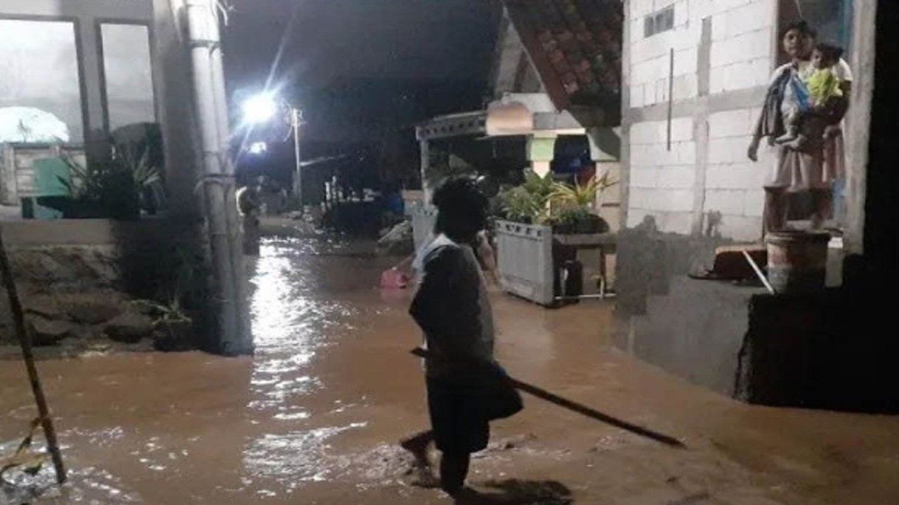 Ilustrasi - Seorang warga melintas di genangan banjir yang menggenangi sejumlah RT di Kelurahan Mangkang Wetan, Kota Semarang, Minggu (6/11/2022) malam. ANTARA/ I.C.Senjaya