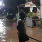 Ilustrasi - Seorang warga melintas di genangan banjir yang menggenangi sejumlah RT di Kelurahan Mangkang Wetan, Kota Semarang, Minggu (6/11/2022) malam. ANTARA/ I.C.Senjaya-1668137275