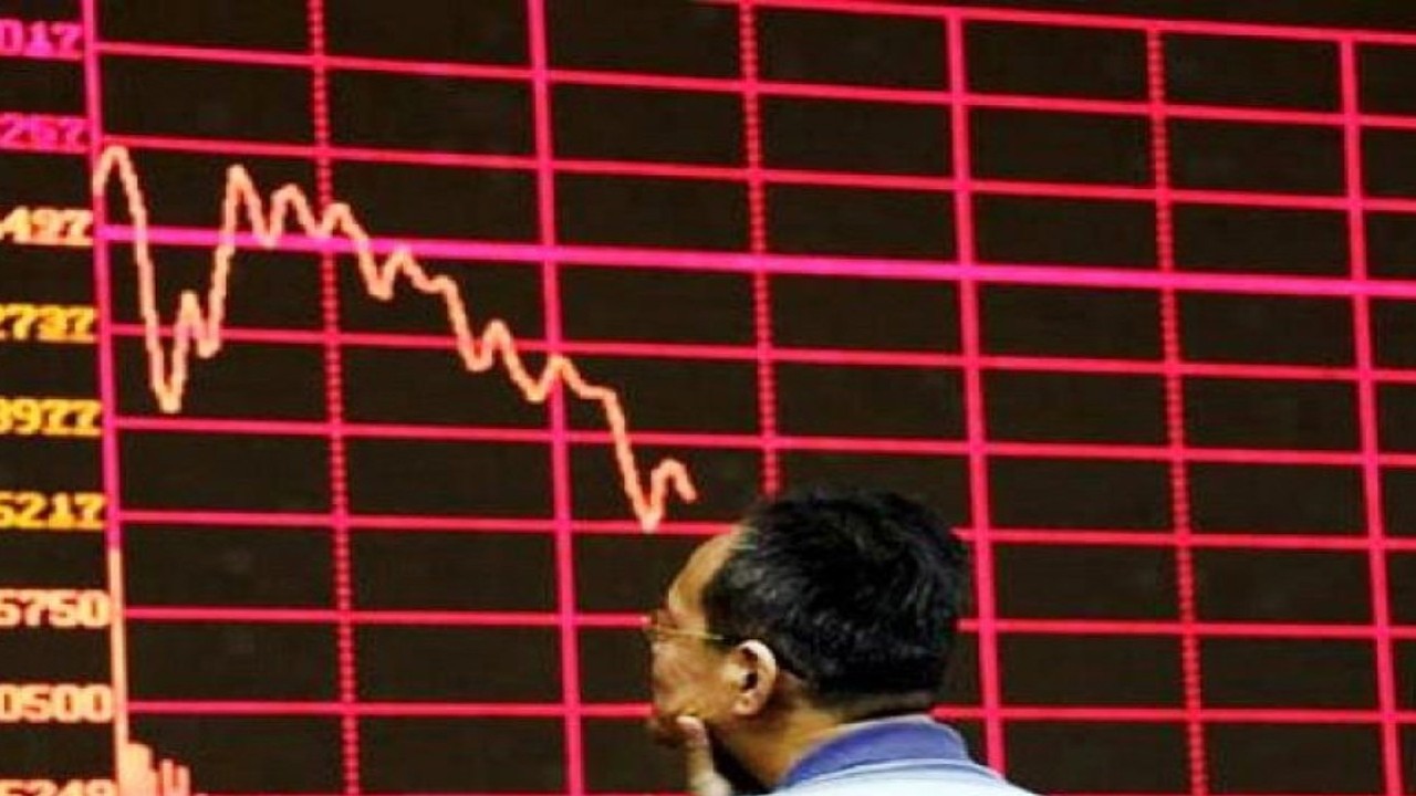 Ilustrasi - Seorang warga mengamati grafik pada layar informasi perdagangan saham di Shanghai Stock Exchange. ANTARA/REUTERS/Jason Lee/aa.