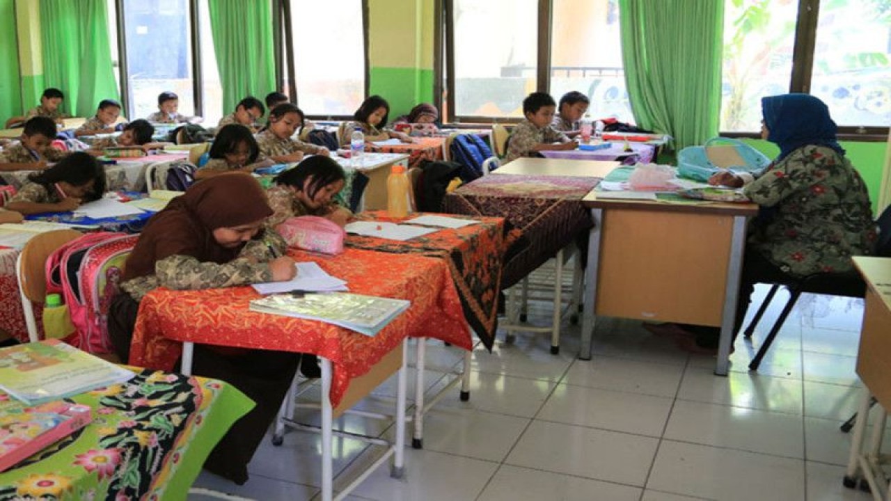 Ilustrasi - Suasana belajar mengajar di salah satu sekolah di Kota Surabaya, Jatim. ANTARA/HO-Diskominfo Surabaya