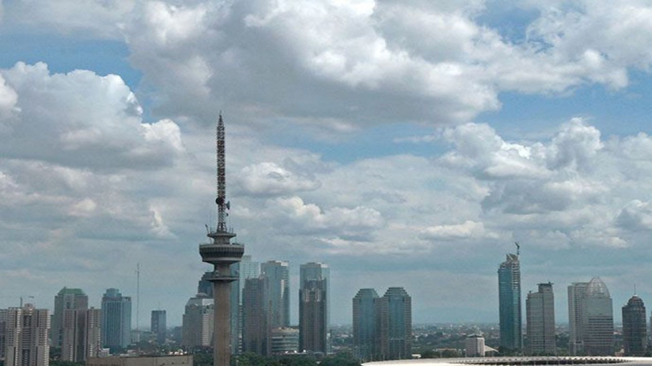 Ilustrasi - Suasana langit cerah disertai awan di sebagian wilayah Ibu Kota Jakarta. FOTO ANTARA/Ismar Patrizki/mes/aa. (ANTARA/ISMAR PATRIZKI)