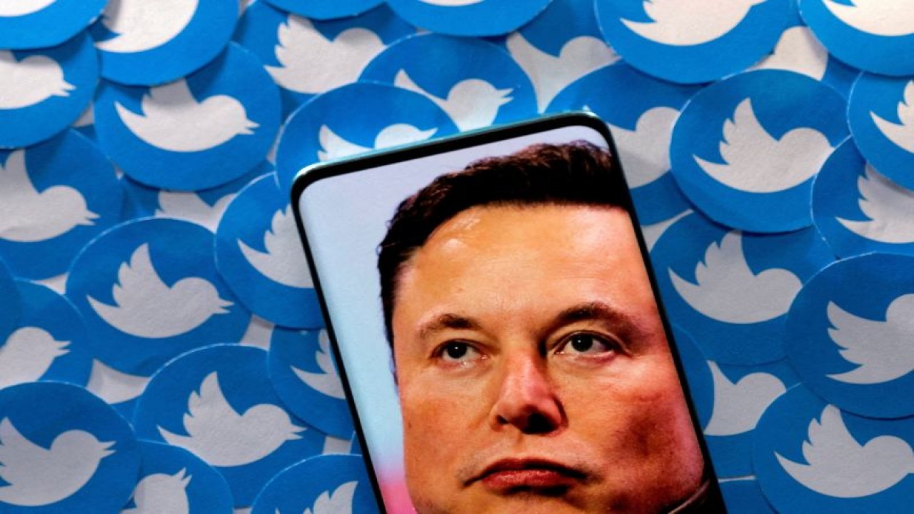 Ilustrasi. Terlihat gambar Elon Musk di sebuah smartphone yang ada di depan logo Twitter. Gambar ini diambil 28 April 2022. (REUTERS/DADO RUVIC)