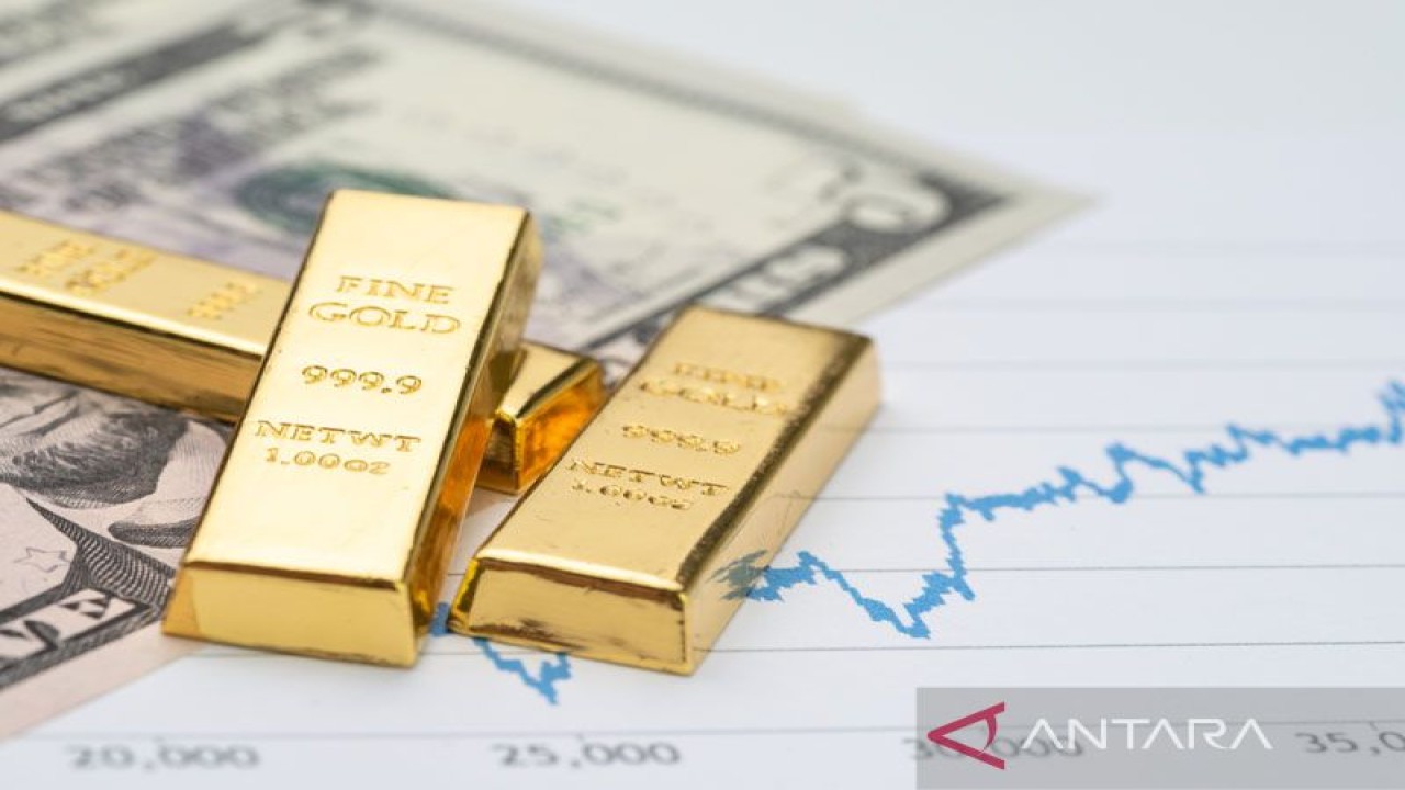 Ilustrasi - Tumpukan emas batangan pada uang kertas dolar AS. ANTARA/Shutterstock/aa.