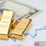 Ilustrasi - Tumpukan emas batangan pada uang kertas dolar AS. ANTARA/Shutterstock/aa.-1668479690