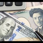 Ilustrasi - Uang kertas Dolar AS dan Yen Jepang. ANTARA/Shutterstock/aa.-1669788129