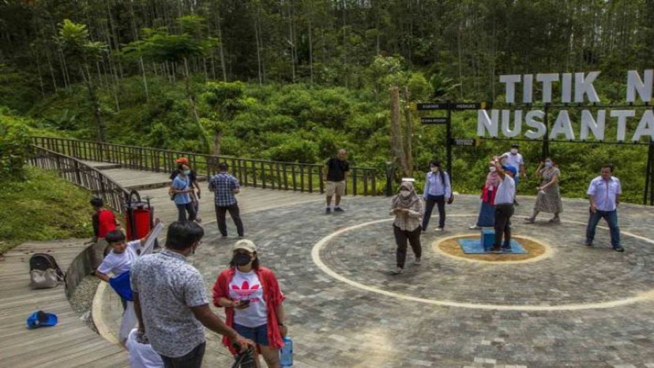 Ilustrasi - Wisatawan berkunjung ke lokasi Titik Nol Ibu Kota Nusantara di Kecamatan Sepaku, Kabupaten Penajam Paser Utara, Kalimantan Timur. ANTARA/Bayu Pratama S/wsj