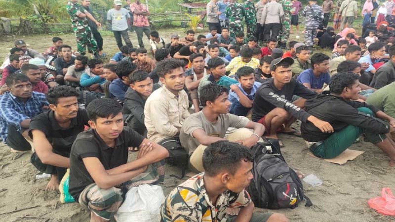 Imigran Muslim Rohingya yang terdampar di Desa Bluka Teubai Kecamatan Dewantara, Kabupaten Aceh Utara, Rabu (16/11/2022). FOTO ANTARA/HO-Humas Pemkab Aceh Utara