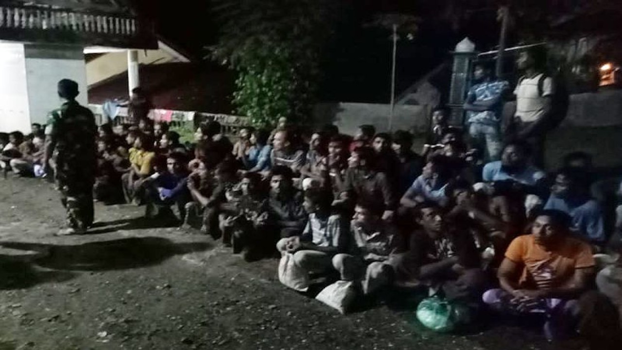 Imigran Rohingya terdampar di pesisir pantai Desa Meunasah Lhok, Kecamatan Muara Batu, Kabupaten Aceh Utara, Selasa (15/11/2022). (ANTARA/HO/Dok Polsek Muara Batu)