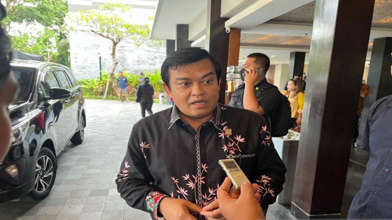 Pelaksana Tugas (Plt) Direktur Jenderal Imigrasi Kemenkumham Widodo Ekatjahjana saat diwawancarai awak media di Nusa Dua, Bali, Kamis, (10/11/2022). (ANTARA/HO-Humas Imigrasi Kemenkumham).