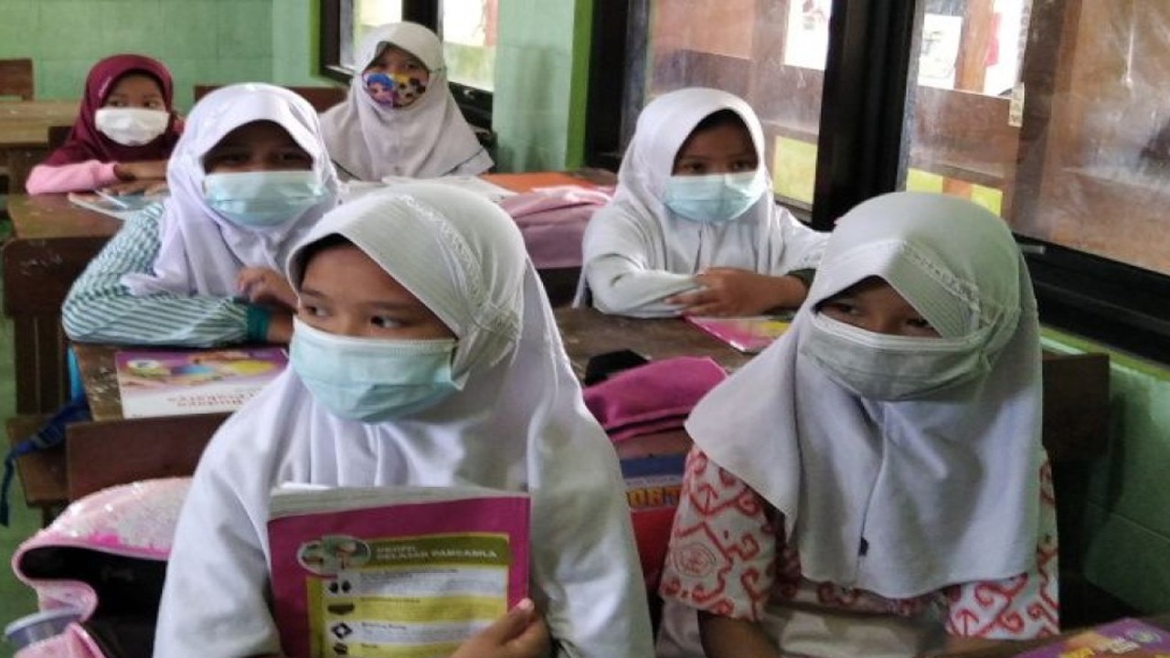 Sejumlah siswa perempuan SD sebagai sasaran imuniasasi untuk mencegah kanker serviks. ANTARA/Akhmad Nazaruddin Lathif.