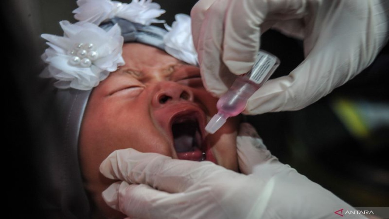 Tenaga kesehatan memberikan imunisasi polio kepada seorang balita di Puskesmas Dago, Bandung, Jawa Barat, Senin (21/11/2022). ANTARA FOTO/Raisan Al Farisi/aww. (ANTARA FOTO/RAISAN AL FARISI)