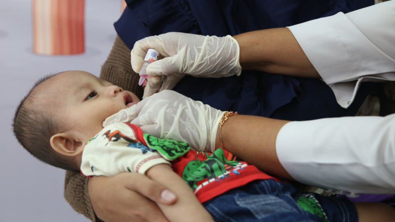 Balita mendapat imunisasi vaksin polio tetes (Oral Poliomyelitis Vaccine) yang diberikan petugas kesehatan Puskesmas Ulee Kareng di Banda Aceh, Aceh, Senin (21/11/2022). ANTARA FOTO / Irwansyah Putra/aww. (ANTARA FOTO/IRWANSYAH PUTRA)