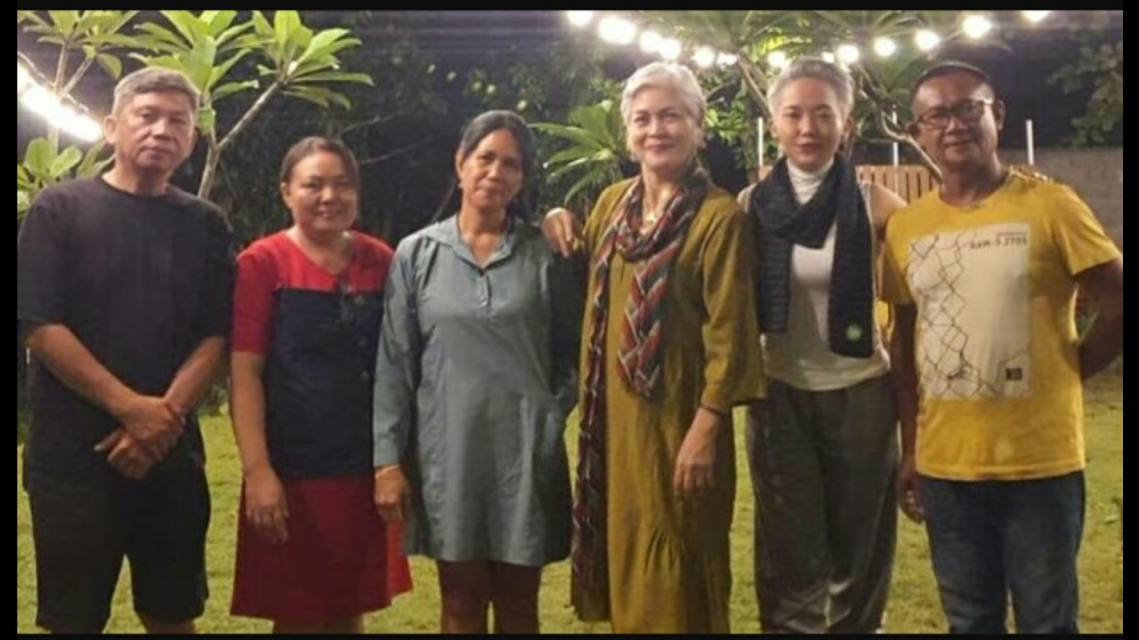 Irma Hutabarat bersama keluarga Bharada E.
