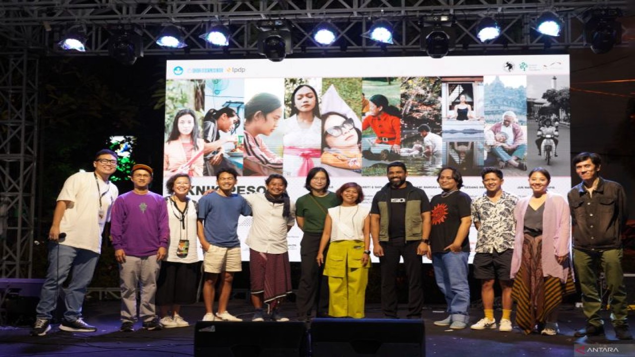 Para perwakilan pembuat film “Piknik Pesona” di Jogja-NETPAC Asian Film Festival (JAFF) 2022 saat membuka festival film tahunan tersebut di Empire XXI Yogyakarta, Sabtu (26/11/2022). (ANTARA/HO/Jogja-NETPAC Asian Film Festival)