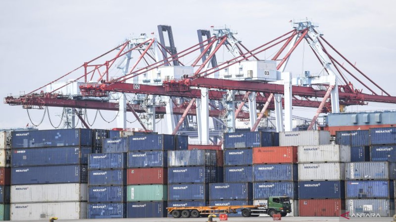 Ilustrasi: Sebuah truk usai melakukan bongkar muat di Pelabuhan Jakarta International Container Terminal (JICT), Tanjung Priok, Jakarta, Jumat (30/9/2022). ANTARA FOTO/M Risyal Hidayat/nz (ANTARA FOTO/M RISYAL HIDAYAT)